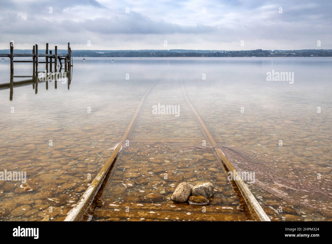 Après-midi nuageux au lac Ammersee, Bavière, Allemagne en hiver Banque D'Images