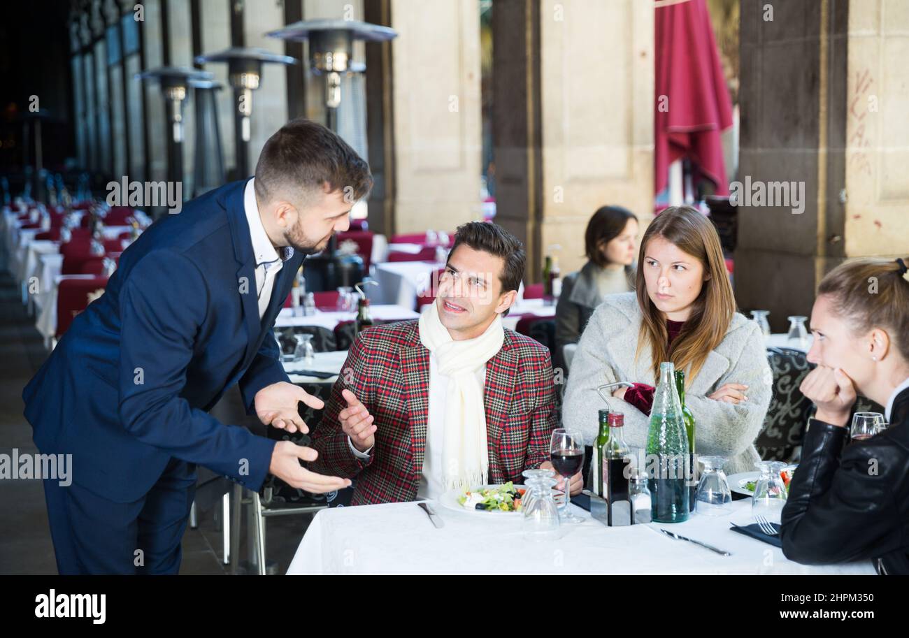 Les clients sont en colère contre le directeur du restaurant Banque D'Images