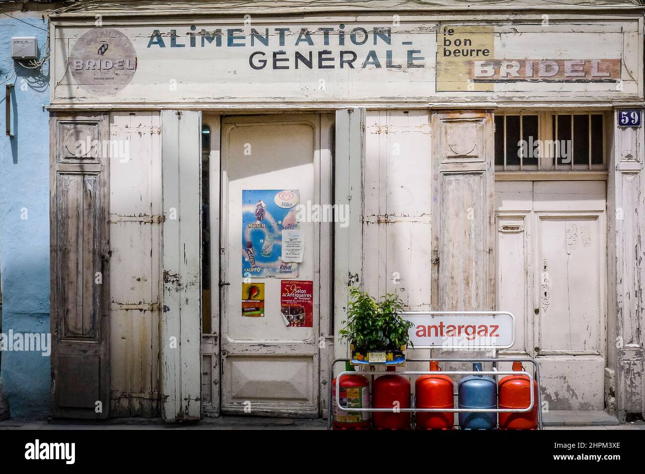 Abandonné magasin général dans un village français Banque D'Images
