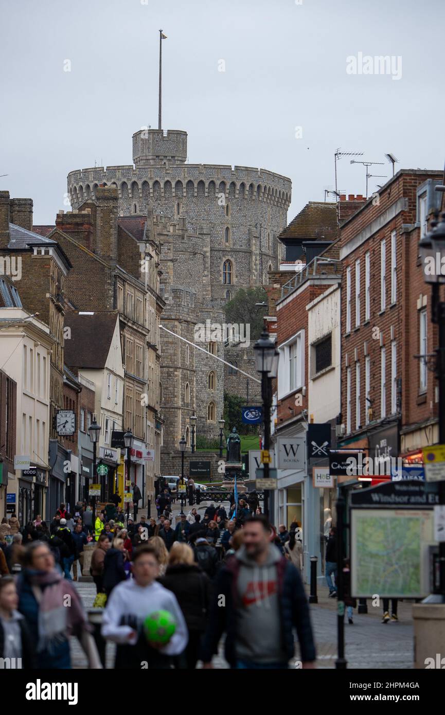 Windsor, Berkshire, Royaume-Uni. 22nd février 2022. Peascod Street à Windsor avec vue sur le château de Windsor. Sa Majesté la Reine a contracté Covid-19 et demeure au château de Windsor pour des tâches légères. Crédit : Maureen McLean/Alay Live News Banque D'Images