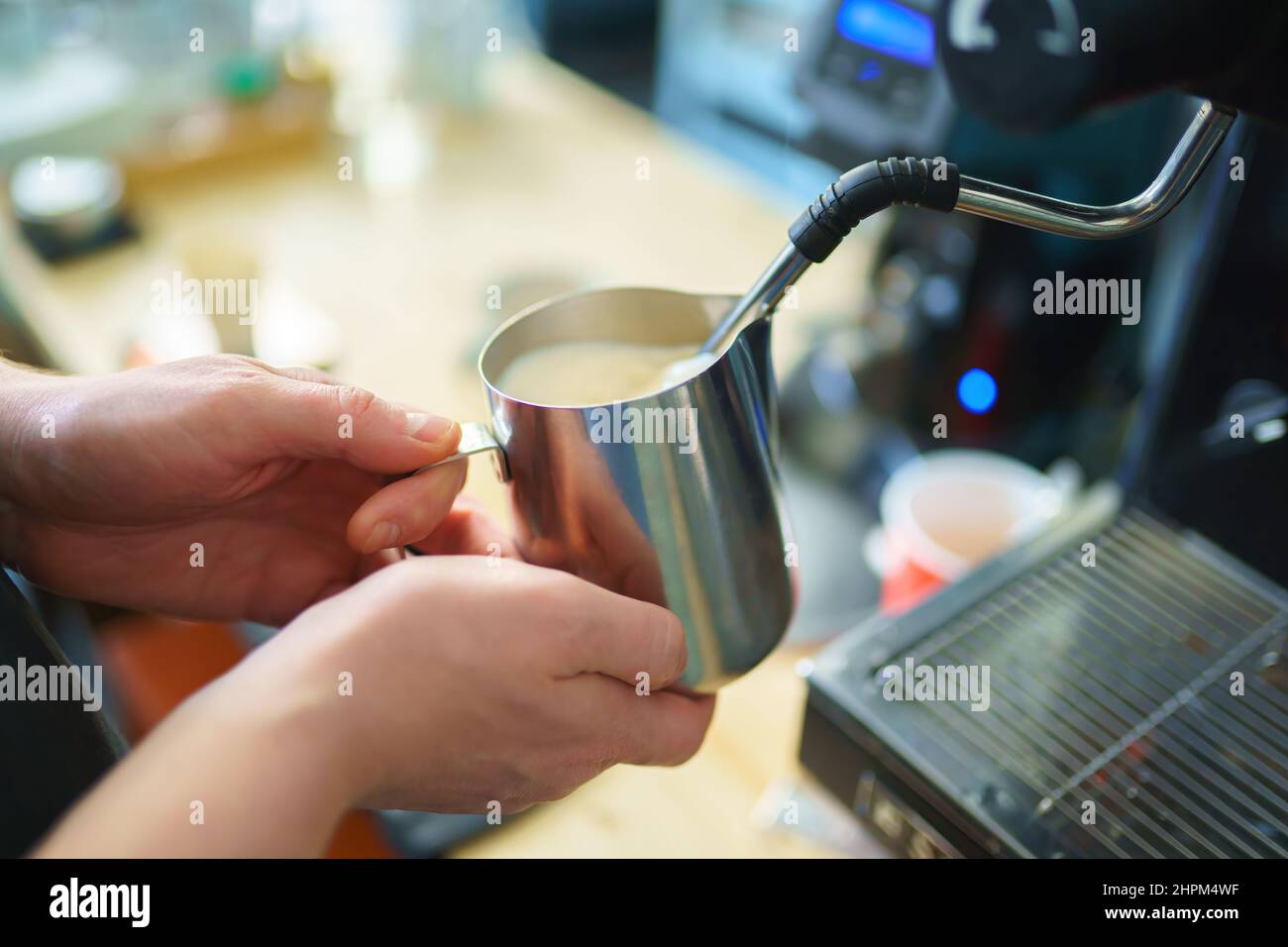 le barista prépare de la mousse de lait pour le cappuccino, gros plan Banque D'Images