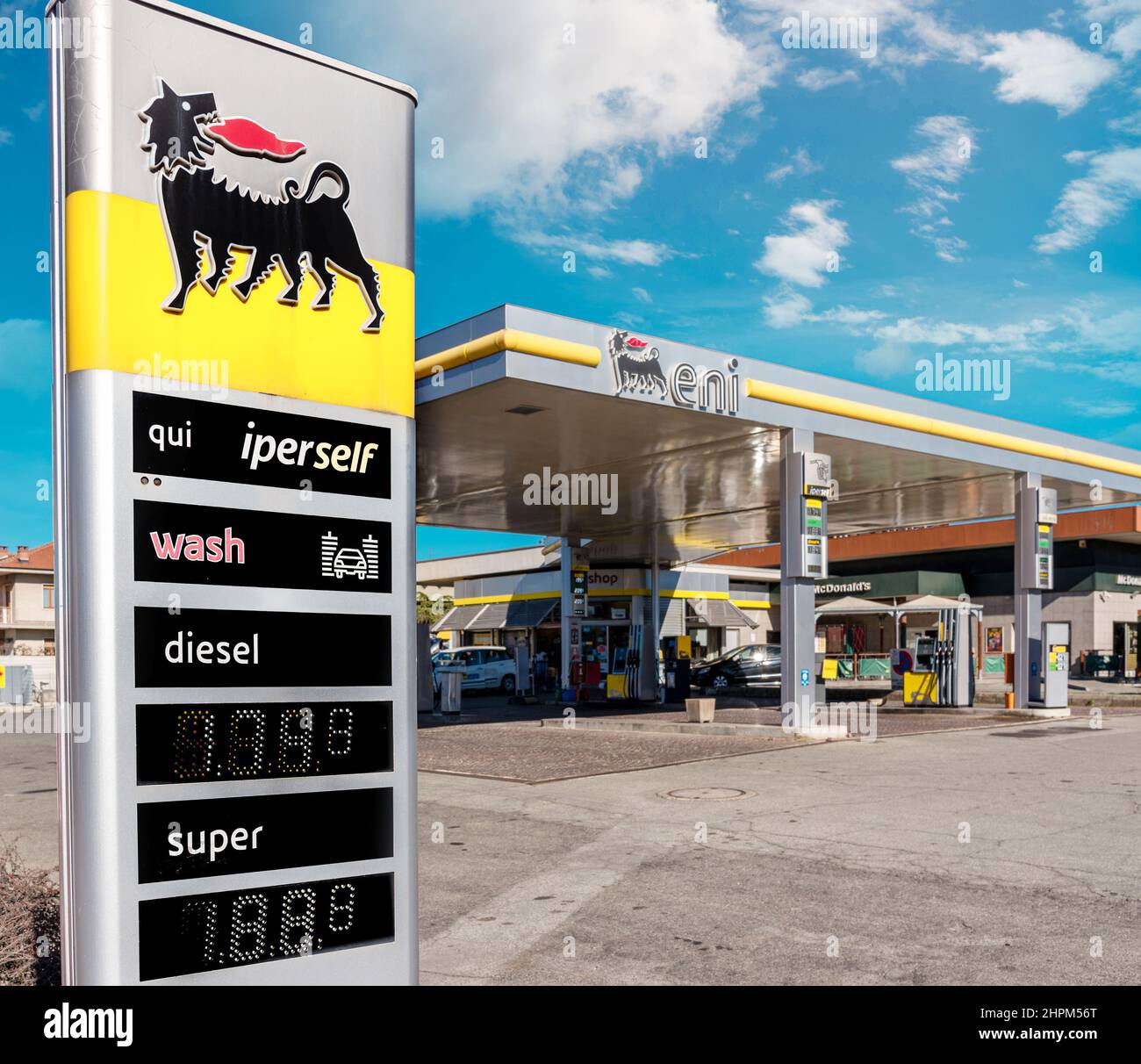 Fossano, Italie - 22 février 2022 : logo ENI avec affichage du prix du carburant, Eni S.p.A est une compagnie pétrolière italienne dans le monde entier. Concept de prix du carburant coûteux Banque D'Images