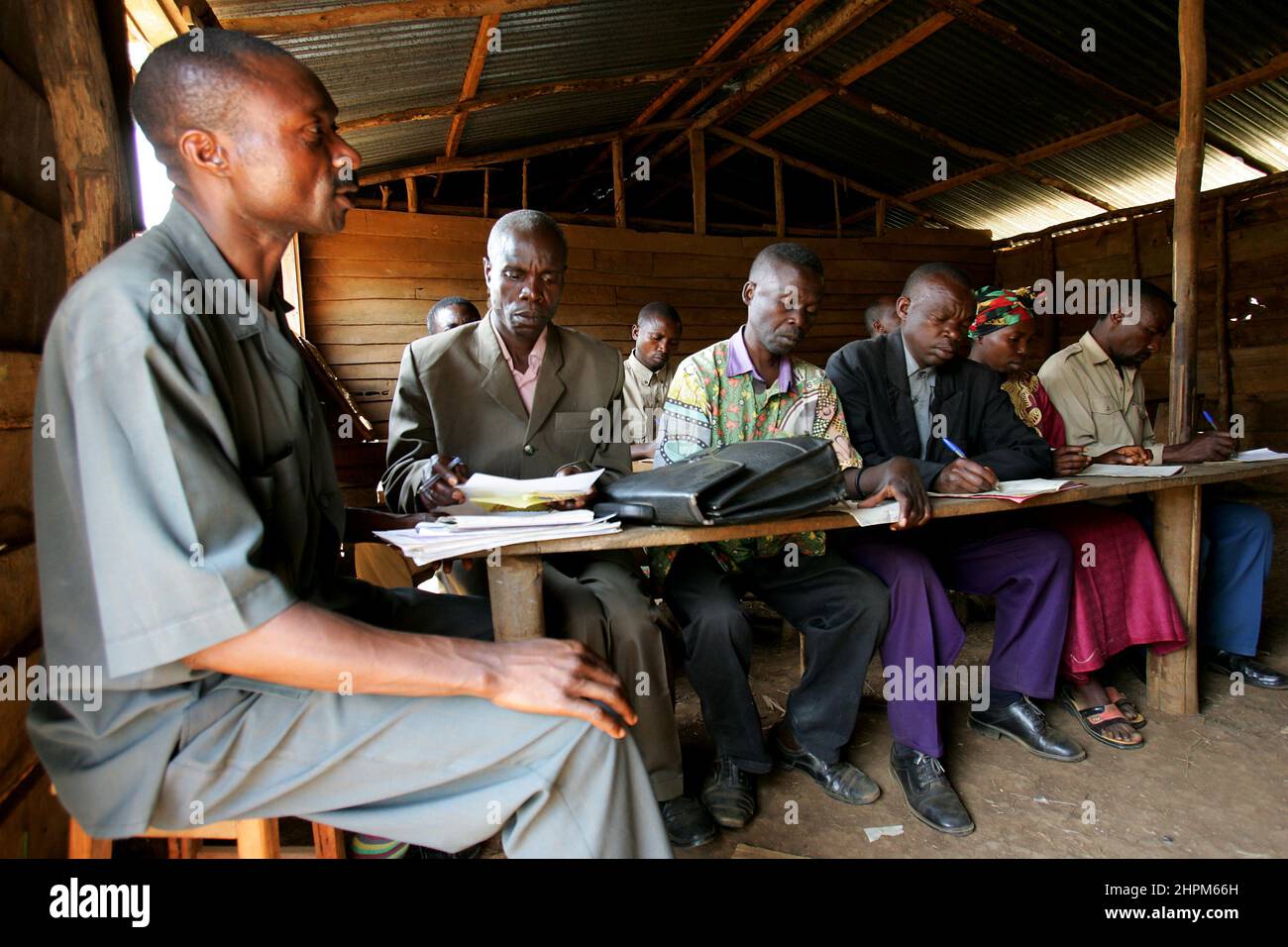 La vie quotidienne au lac Kivu près de Bukavu. Le tableau est toutefois trompeur, car la guerre a été menée dans l'est du Congo depuis 1996. Les guerriers Maï Maï et les meurtriers de masse Interahamwer du Rwanda ont tué plus de 4 millions de personnes. Banque D'Images