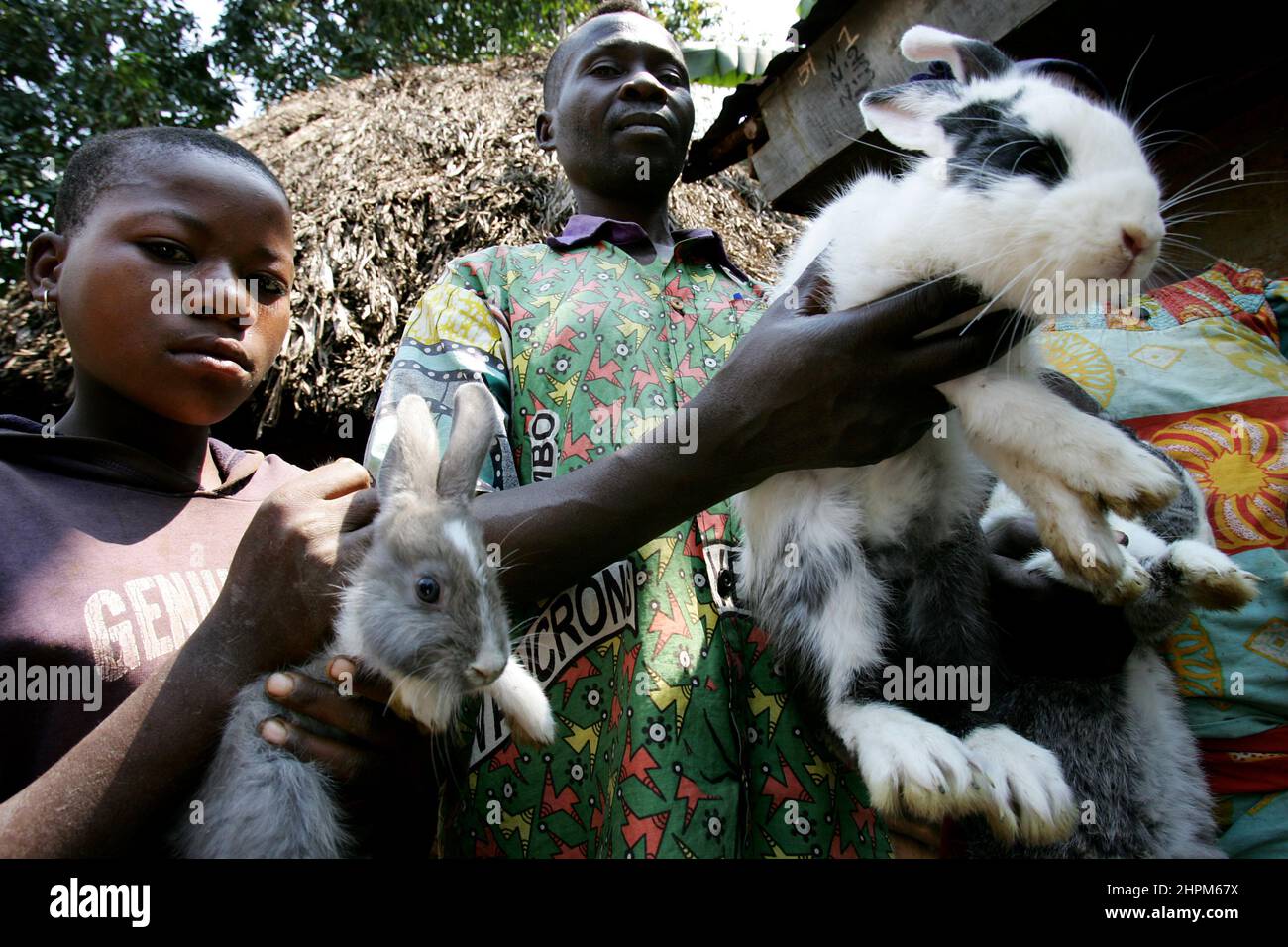 La vie quotidienne au lac Kivu près de Bukavu. Le tableau est toutefois trompeur, car la guerre a été menée dans l'est du Congo depuis 1996. Les guerriers Maï Maï et les meurtriers de masse Interahamwer du Rwanda ont tué plus de 4 millions de personnes. Banque D'Images