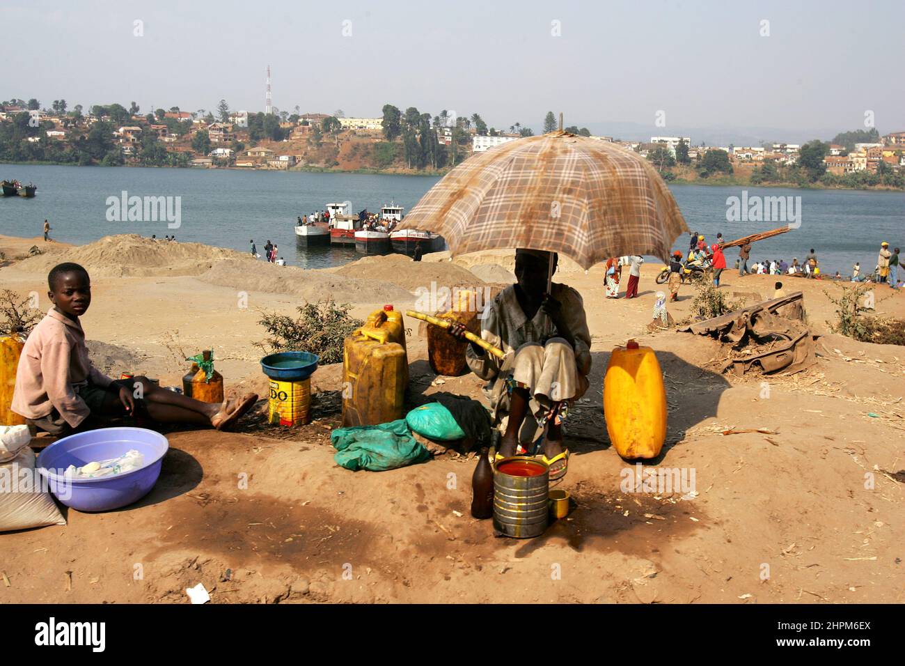 La vie quotidienne au lac Kivu près de Bukavu. Le tableau est toutefois trompeur, car la guerre a été menée dans l'est du Congo depuis 1996. Les guerriers Maï Maï et les meurtriers de masse Interahamwer du Rwanda ont tué plus de 4 millions de personnes. Banque D'Images