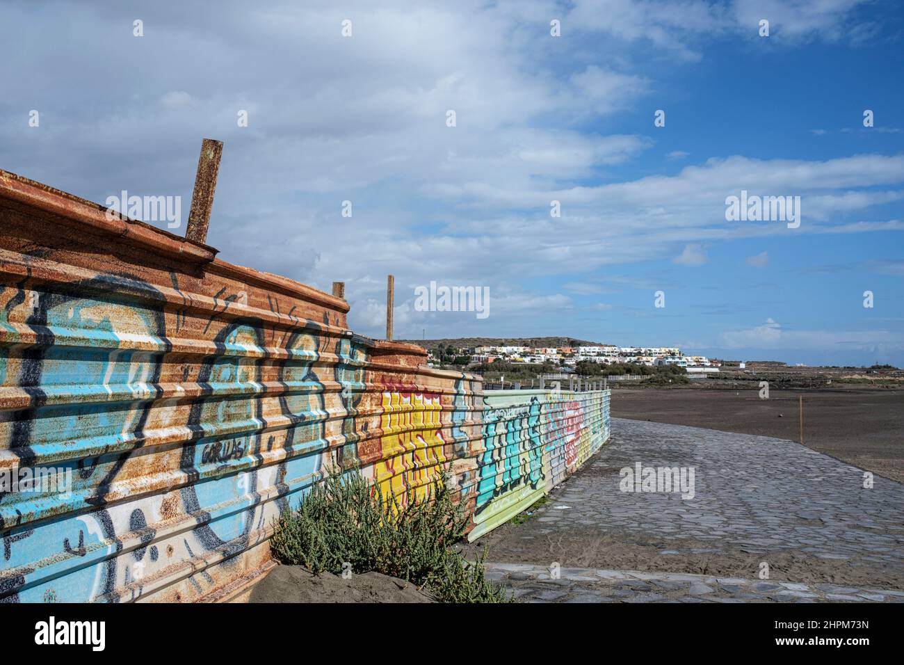 Des clôtures en métal couvertes de grafitti autour d'un nouveau complexe hôtelier à Playa la Tejita près d'El Medano à Tenerife, Îles Canaries, Espagne. Banque D'Images