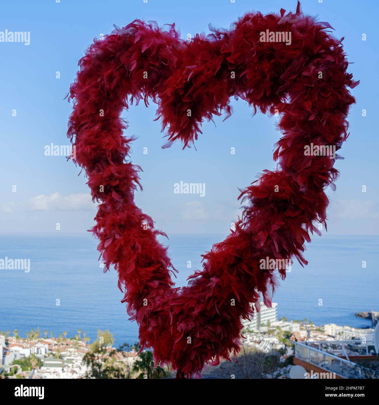 Coeur en plumes rouges sur les rails pour la St Valentines Day au Mirador de Archipenque belvédère, point de vue, Los Gigantes, Ténérife, îles Canaries, SPAI Banque D'Images