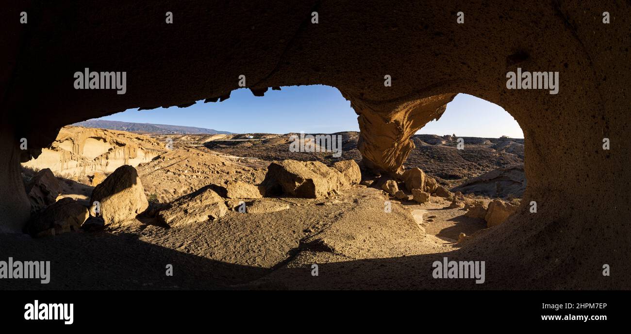 L'arche de Tajao, une formation rocheuse pyroclastique causée par l'effondrement des roches environnantes au fil des siècles, à Granadilla de Abona, Tenerife, Cana Banque D'Images