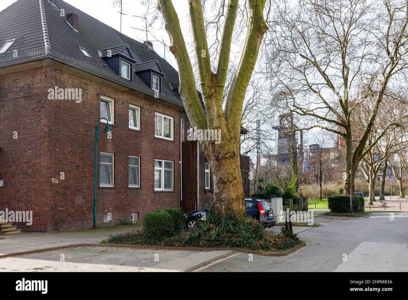 Zone résidentielle de Duisburg-Bruckhausen, derrière elle un décor industriel avec un haut fourneau de ThyssenKrupp Steel Europe AG Banque D'Images