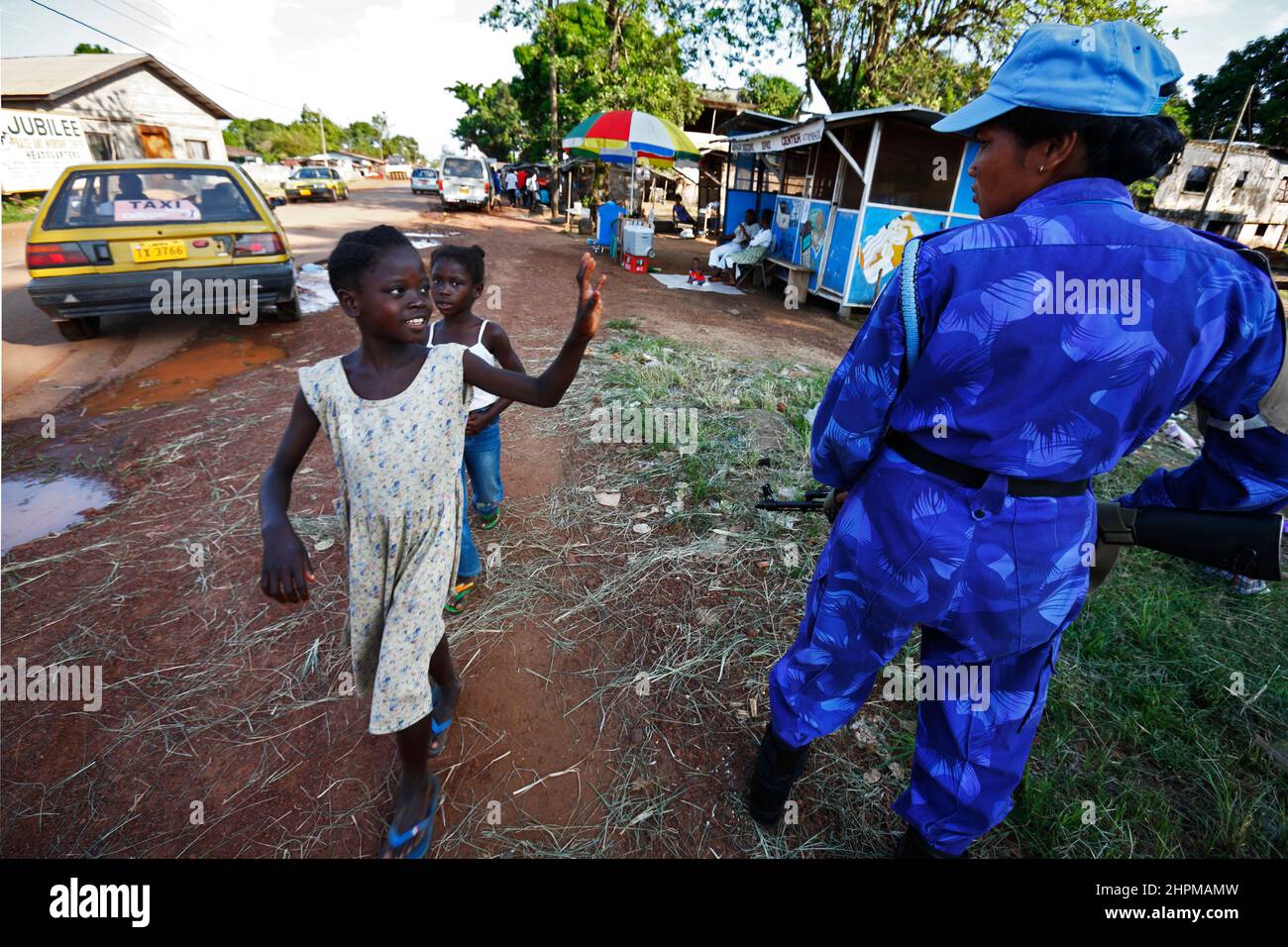 Le pouvoir des femmes des Nations Unies à Monrovia, au Libéria. Le déploiement des unités de police paramilitaires indiennes a été considéré comme la première mission de maintien de la paix par une unité de toutes les femmes dans l'histoire de l'ONU. L'unité des femmes de l'Inde a appuyé la mission de maintien de la paix de la MINUL au Libéria. L'unité spéciale de la police indienne, armée et non armée, est chargée d'appuyer la police libérienne nouvellement créée. Banque D'Images