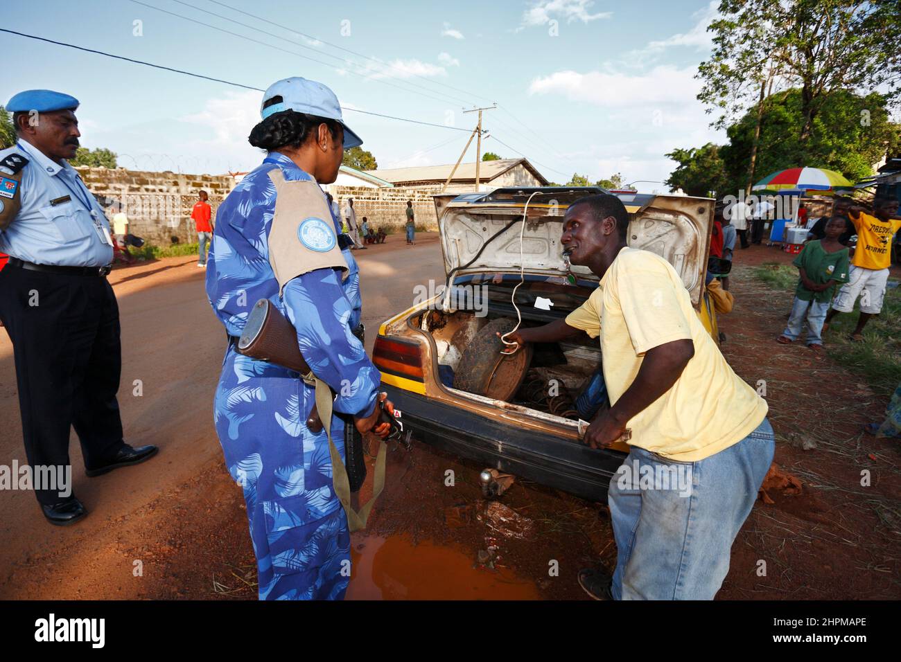 Le pouvoir des femmes des Nations Unies à Monrovia, au Libéria. Le déploiement des unités de police paramilitaires indiennes a été considéré comme la première mission de maintien de la paix par une unité de toutes les femmes dans l'histoire de l'ONU. L'unité des femmes de l'Inde a appuyé la mission de maintien de la paix de la MINUL au Libéria. L'unité spéciale de la police indienne, armée et non armée, est chargée d'appuyer la police libérienne nouvellement créée. Banque D'Images