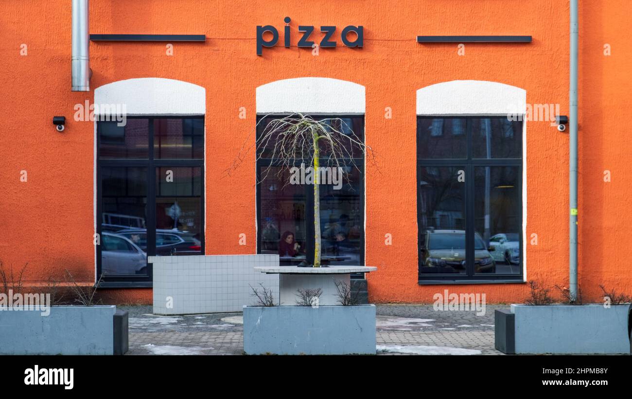 Pizzeria. Vue sur la façade du bâtiment avec l'inscription pizza et fenêtres. Couleurs vives. Banque D'Images