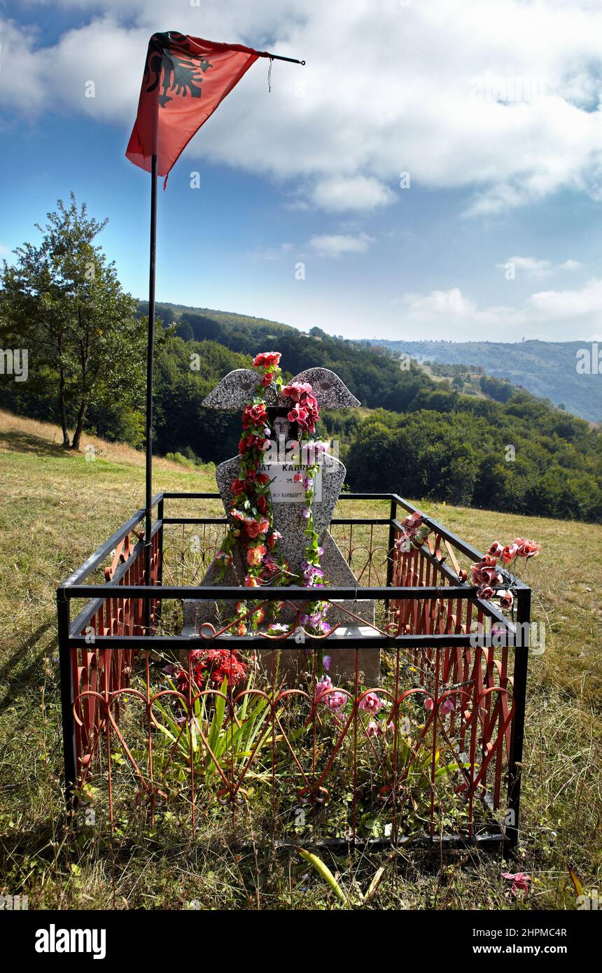 Un mémorial pour les combattants de la liberté de l'ALK déchus dans la communauté montagneuse de Mushtisht. La région a été durement combattue pendant la guerre. Banque D'Images