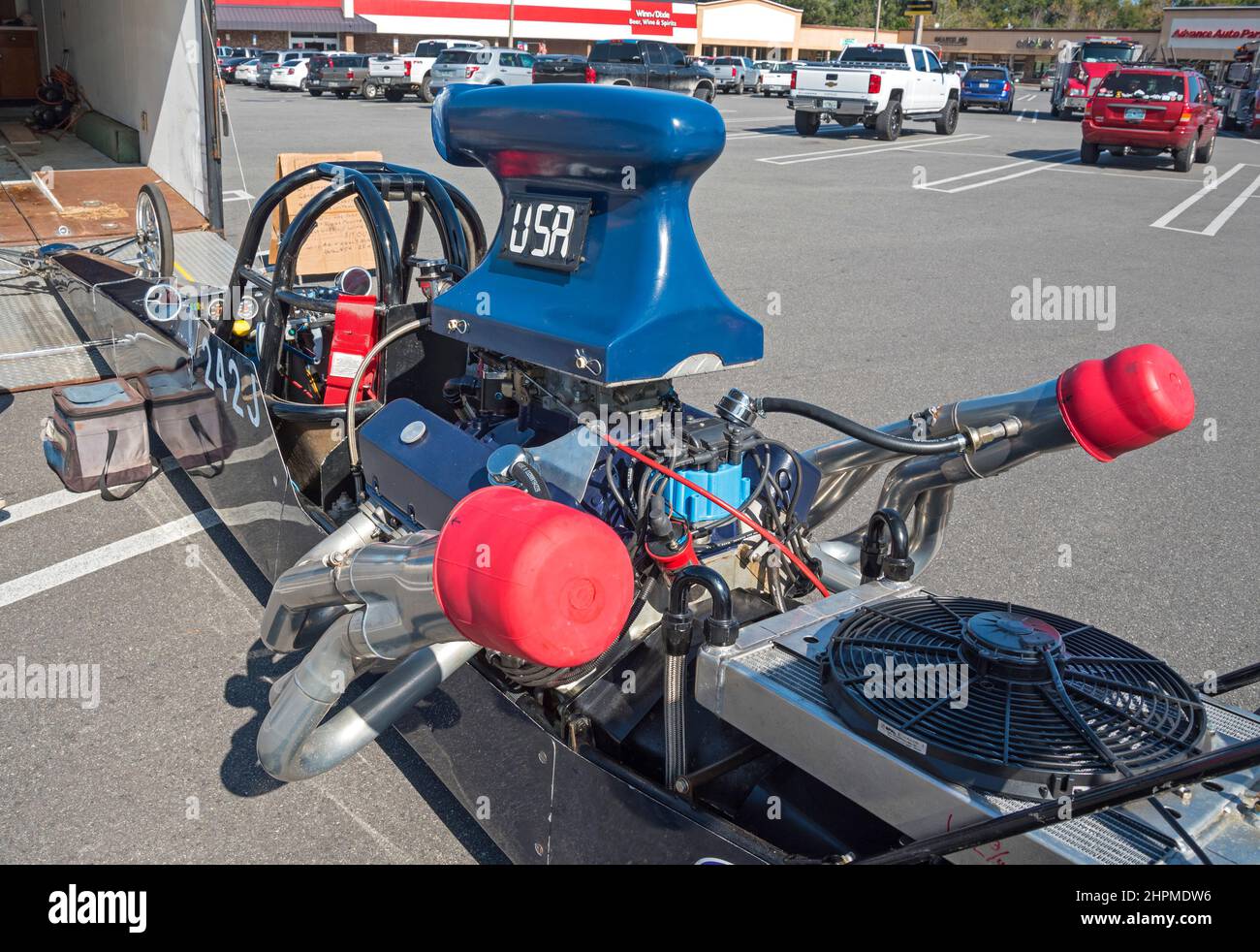 Compétition voiture de dragster éliminateur et sa remorque à vendre dans un parking de centre commercial dans le centre-nord de la Floride. Banque D'Images