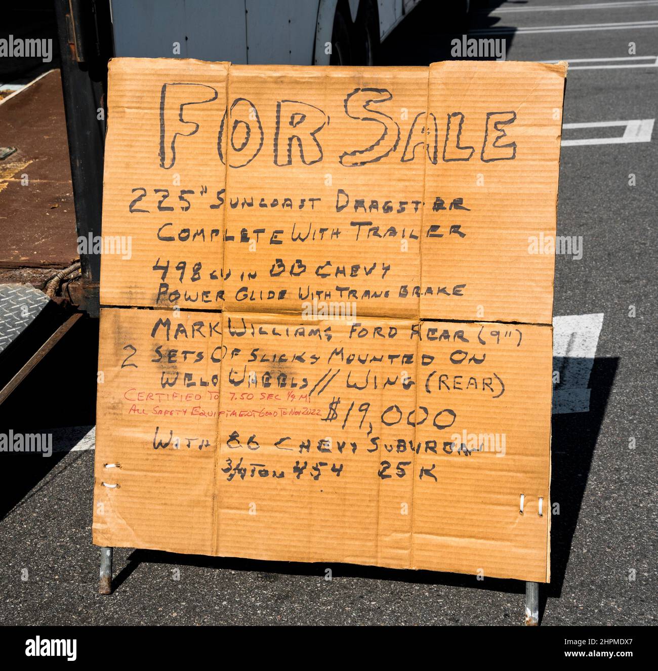 Compétition voiture de dragster éliminateur et sa remorque à vendre dans un parking de centre commercial dans le centre-nord de la Floride. Banque D'Images