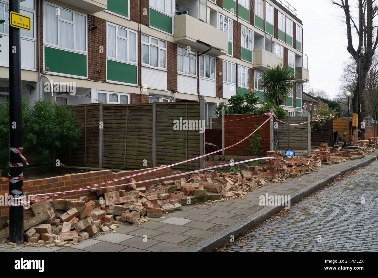 Londres, Royaume-Uni, 20 février 2022 : à Stepney Green, un mur de briques s'est effondré pendant la tempête Eunice exposant quatre jardins aux passants. Les compagnies d'assurance sont confrontées à des coûts s'enmontant à des milliards de livres tandis que les tempêtes Dudley (Ylenia) et Eunice (Zeynep) ont balayé le Royaume-Uni et l'Europe occidentale. Anna Watson/Alay Live News Banque D'Images