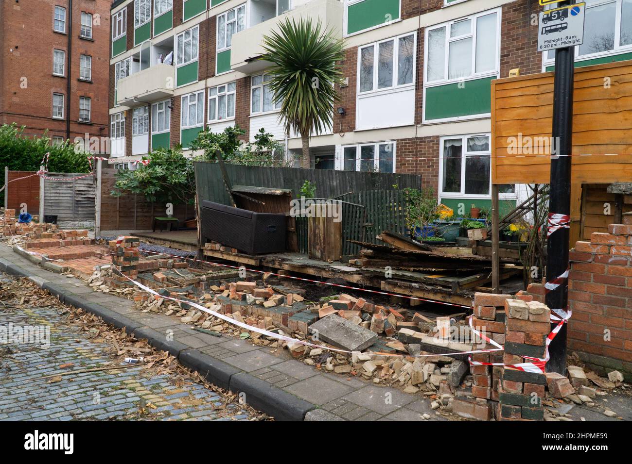 Londres, Royaume-Uni, 20 février 2022 : à Stepney Green, un mur de briques s'est effondré pendant la tempête Eunice exposant quatre jardins aux passants. Les compagnies d'assurance sont confrontées à des coûts s'enmontant à des milliards de livres tandis que les tempêtes Dudley (Ylenia) et Eunice (Zeynep) ont balayé le Royaume-Uni et l'Europe occidentale. Anna Watson/Alay Live News Banque D'Images