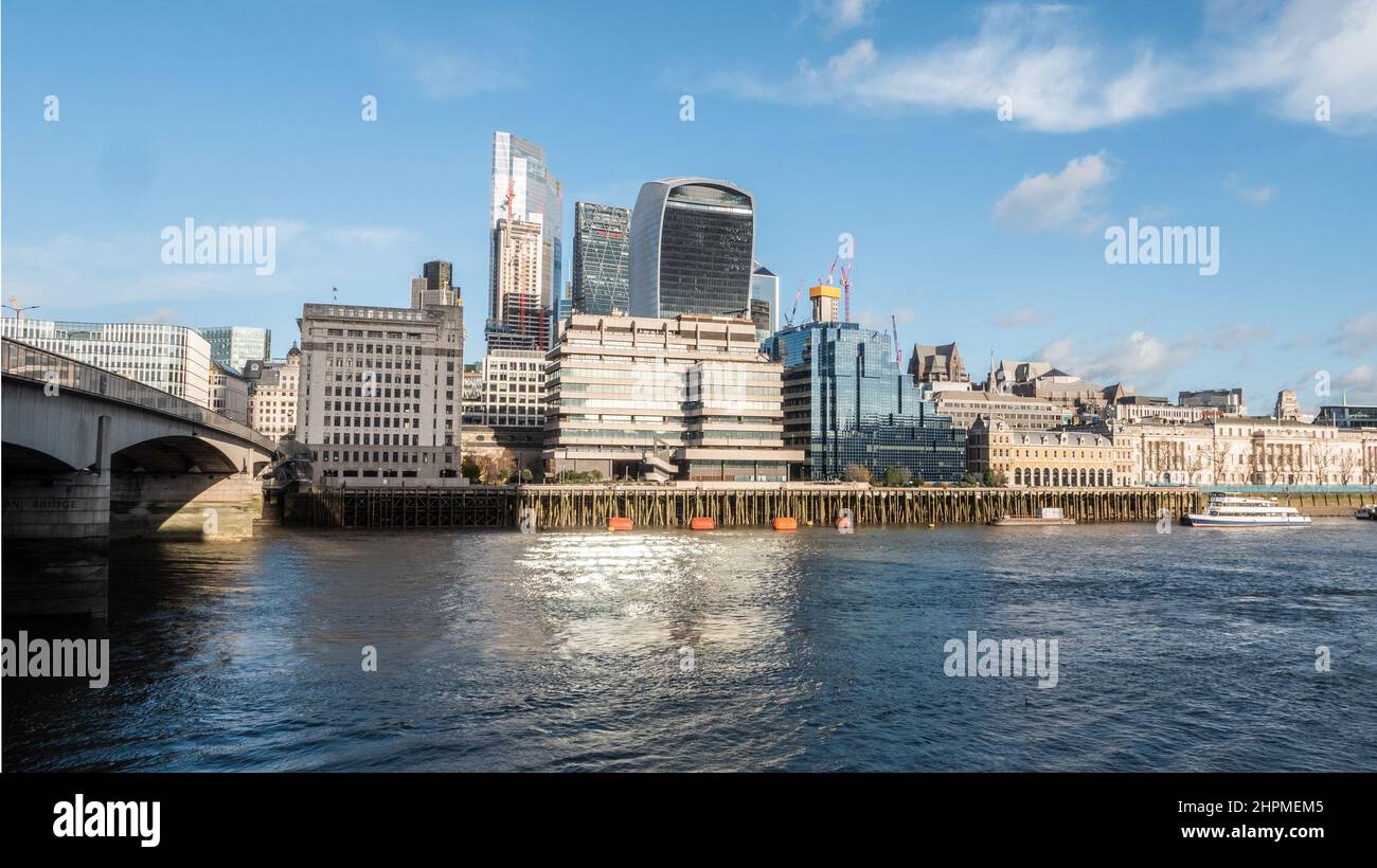 Londres financière. Les gratte-ciels et l'architecture moderne de la ville de Londres quartier des affaires et financier connu sous le nom de Square Mile. Banque D'Images