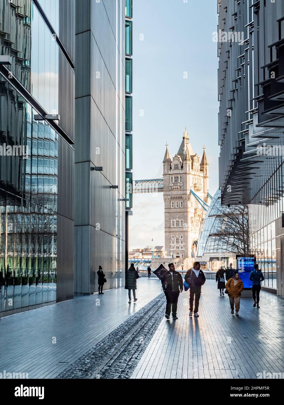 Plus London place, SE1. L'architecture moderne de Southwark réaménagements intégrant l'hôtel de ville et Tower Bridge points de repère au loin. Banque D'Images