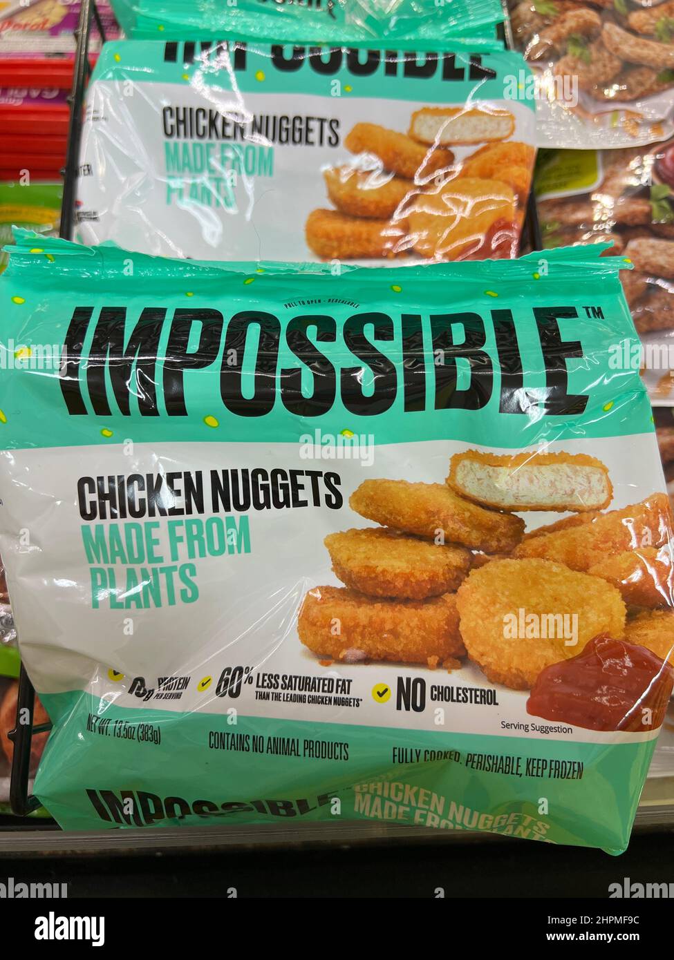 Un paquet de nuggets de poulet impossibles, une alternative à base de viande végétale, dans la section aliments surgelés Banque D'Images