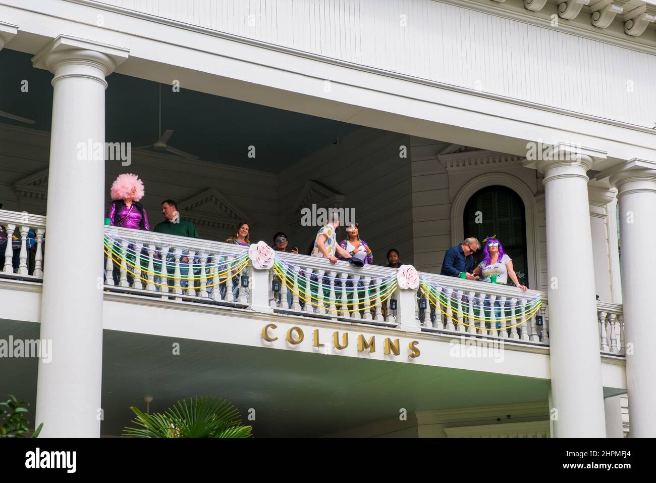 LA NOUVELLE-ORLÉANS, LA, Etats-Unis - 20 FÉVRIER 2022 : les gens regardent la parade de la femme fatale depuis le balcon de l'historique Columns Hotel, sur l'avenue St. Charles Banque D'Images