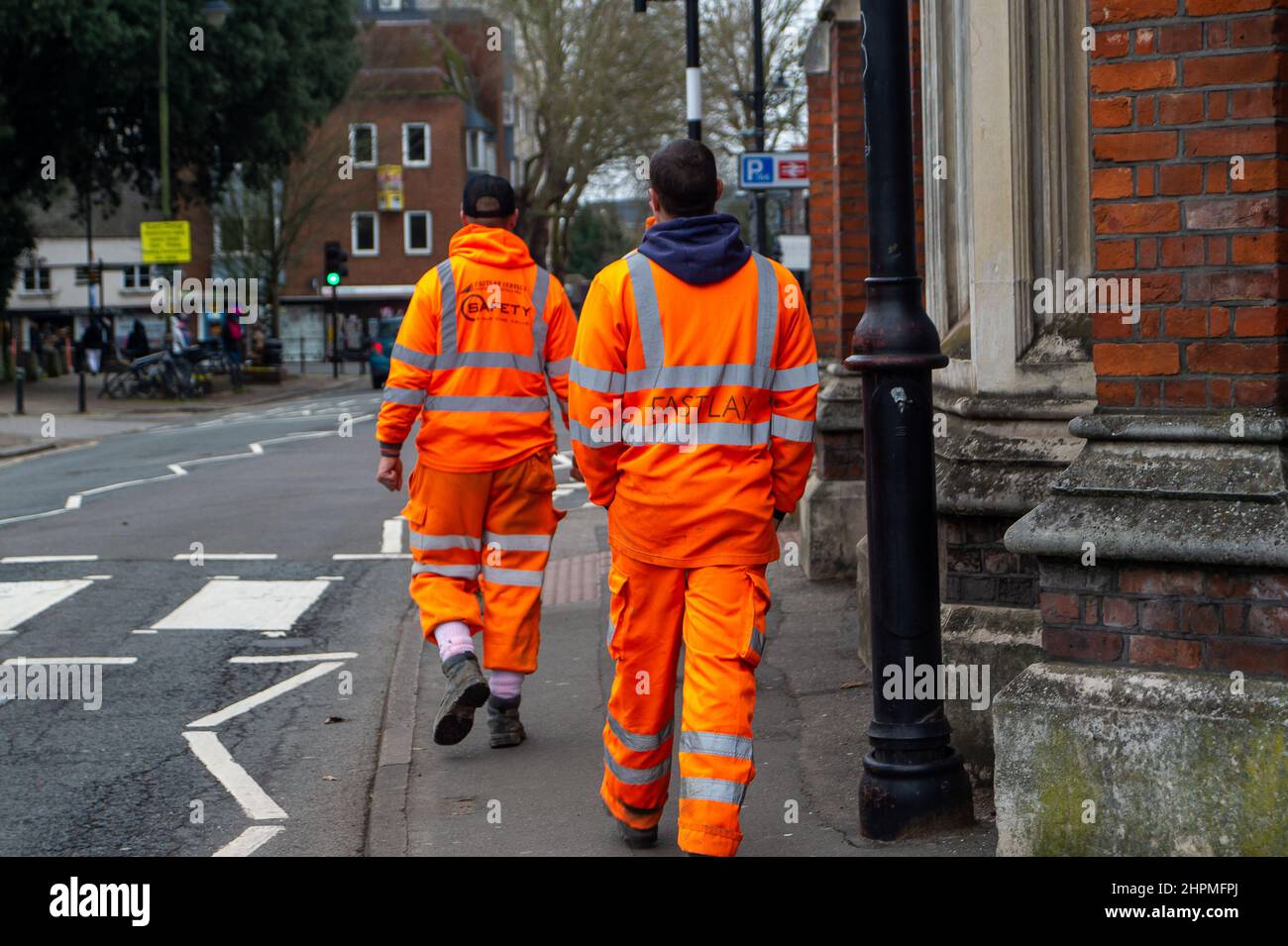 Windsor, Berkshire, Royaume-Uni. 22nd février 2022. Cette semaine, aucun train ne part de la gare de Windsor & Eton Riverside car des travaux d'ingénierie sont en cours sur la ligne entre Windsor et Staines. Un service de remplacement d'autobus est en service à la place, bien que de nombreux anciens navetteurs locaux travaillent maintenant de chez eux. Crédit : Maureen McLean/Alay Live News Banque D'Images