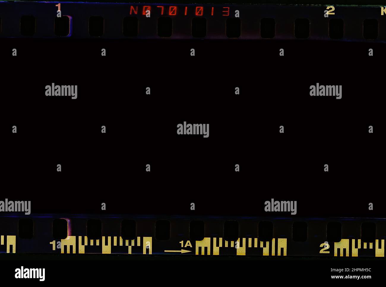 Numérisation de film. Numéro numérique et cadre sur le film photos numérisées. bande de 35mm cadres de film numérisée avec des signes d'utilisation sur le cadre. bande de film vierge ancienne fra Banque D'Images