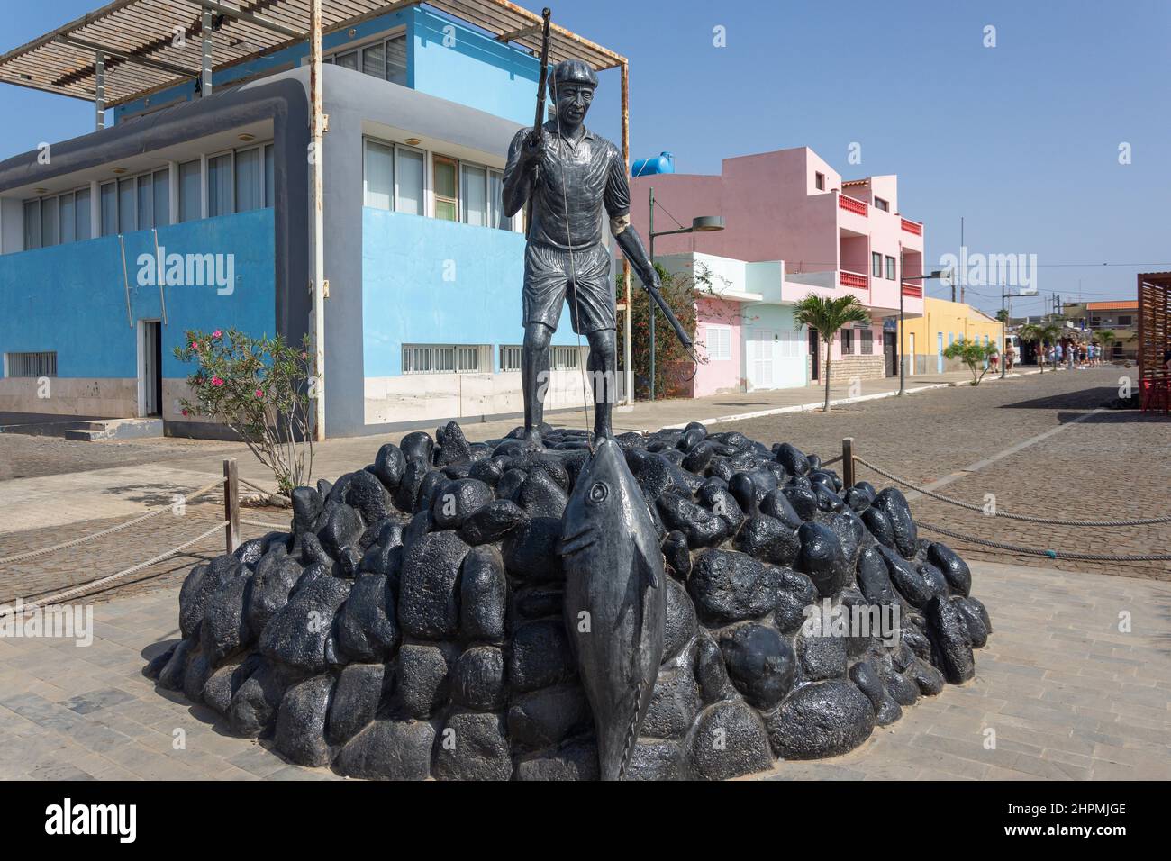 Statue de pêcheur (Pesquer de Ticlau) dans le port, Palmeira, Sal (IIha do Sal), República de Cabo (Cap-Vert) Banque D'Images