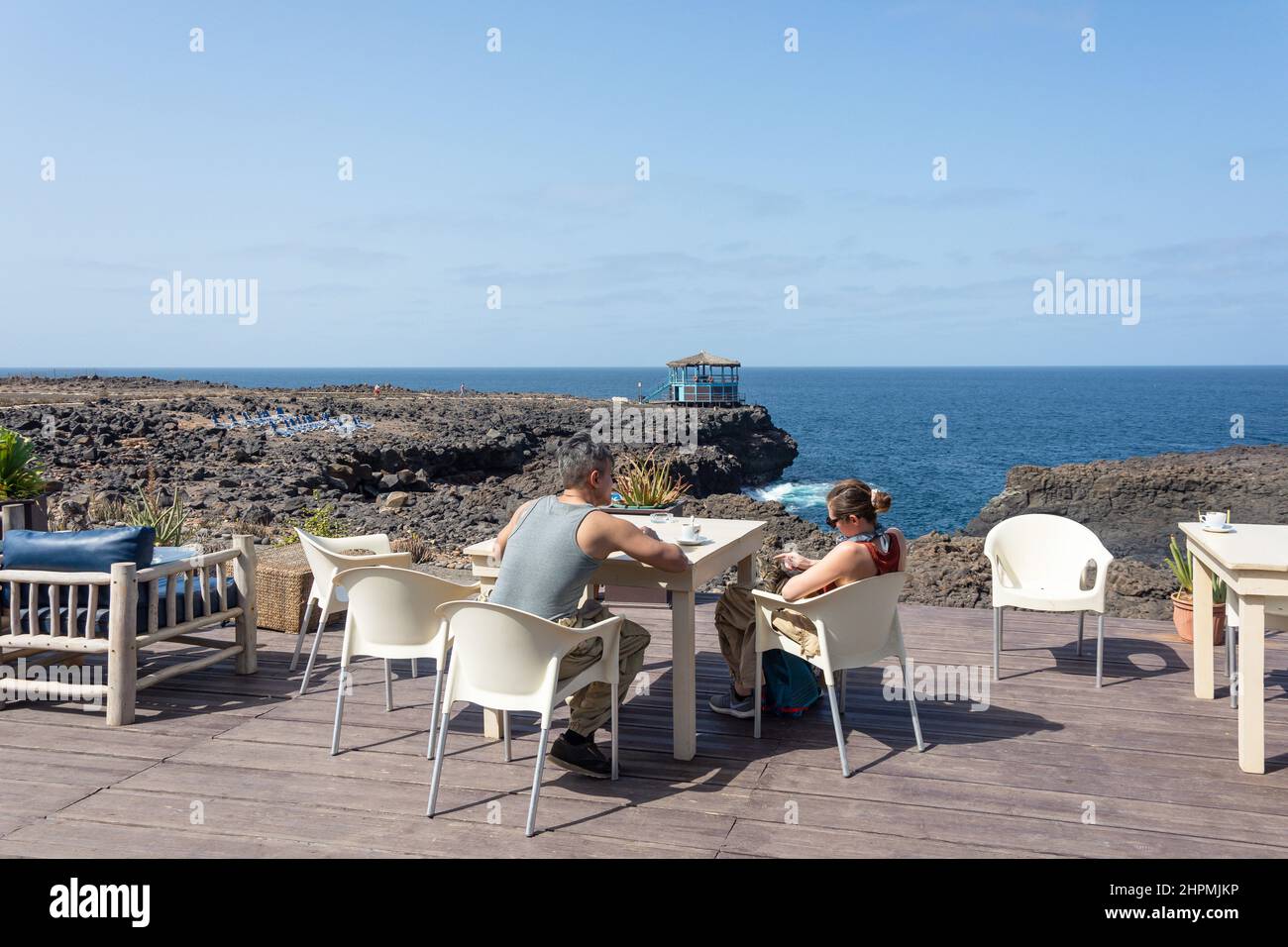 Terrasse café à la piscine naturelle de Buracona, Buracona-Ragona, Sal (IIha do Sal), República de Cabo (Cap Vert) Banque D'Images