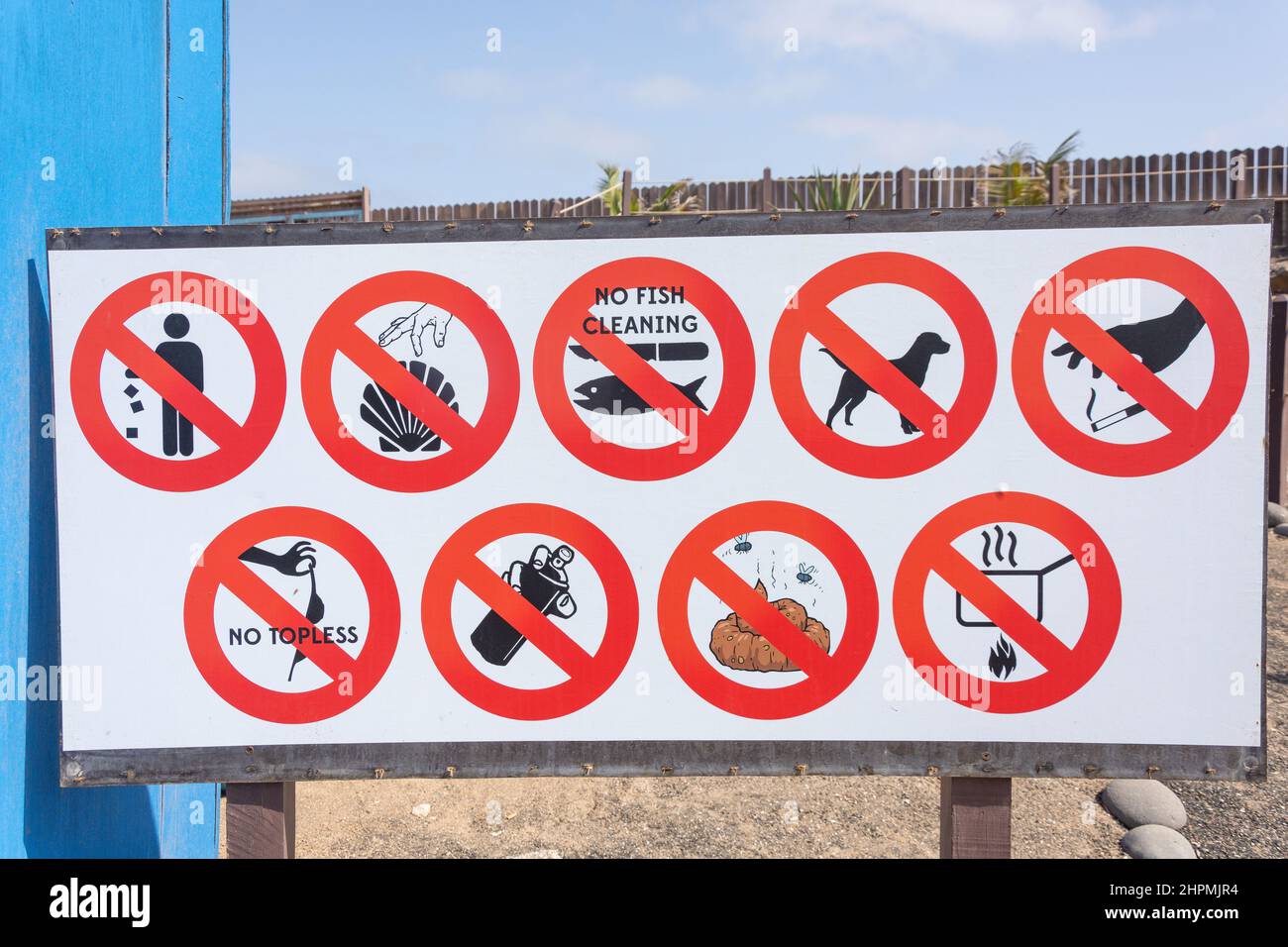Panneau activités interdites à l'entrée de la piscine naturelle de Buracona, près de Palmeira, Sal (IIha do Sal), República de Cabo (Cap-Vert) Banque D'Images