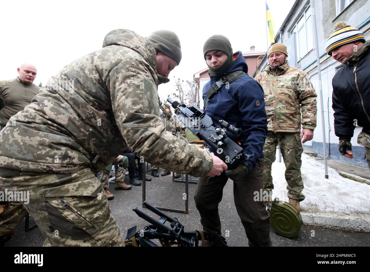 KHARKIV, UKRAINE - 19 FÉVRIER 2022 - les anciens combattants du Régiment Azov tiennent l'exercice de défense territoriale pour les civils sous le slogan 'ne pas paniquer! Lire Banque D'Images