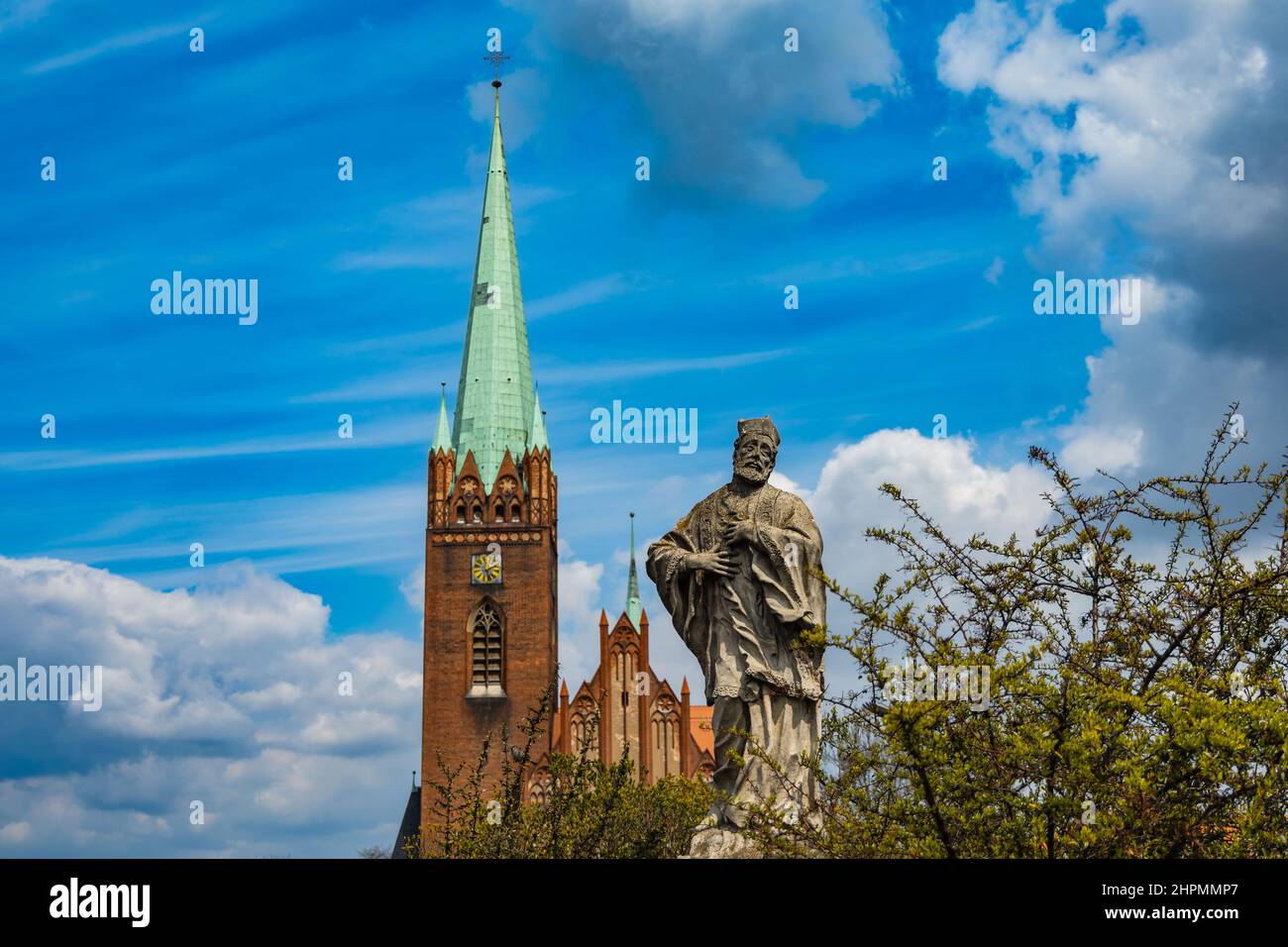 Legnica, Pologne - avril 2021 : la figure de Saint François Xavier en face de la paroisse catholique romaine de Saint-Jack, à côté de la rivière Kaczawa Banque D'Images