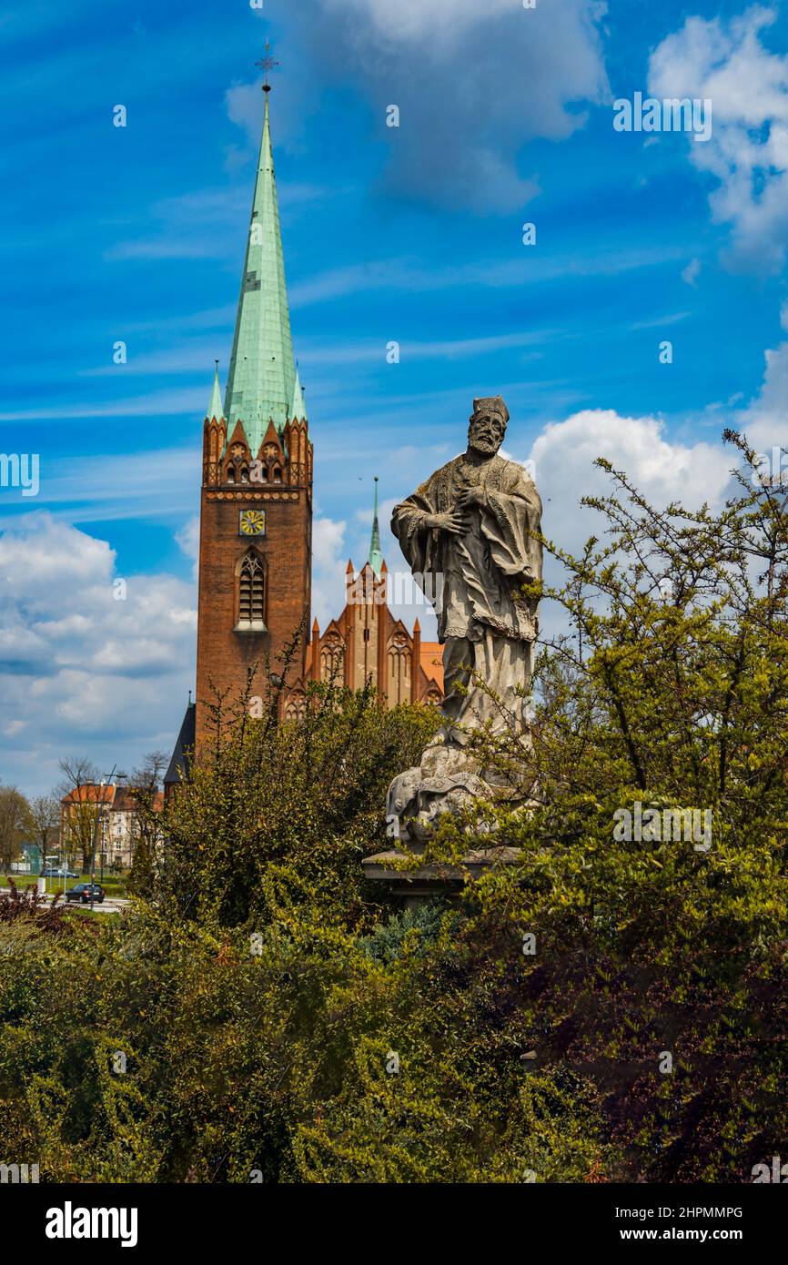 Legnica, Pologne - avril 2021 : la figure de Saint François Xavier en face de la paroisse catholique romaine de Saint-Jack, à côté de la rivière Kaczawa Banque D'Images