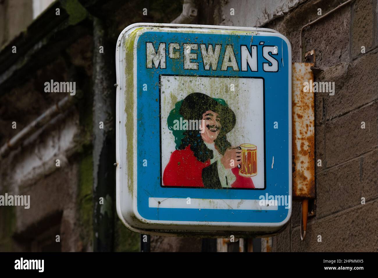Mascotte cavalier McEwans sur l'ancienne enseigne de pub, Montrose, Écosse, Royaume-Uni Banque D'Images