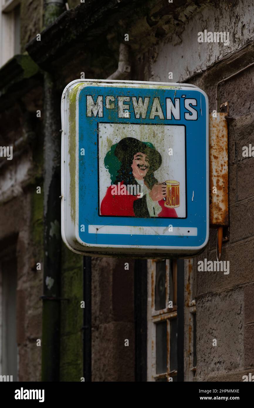 Mascotte cavalier McEwans sur l'ancienne enseigne de pub, Montrose, Écosse, Royaume-Uni Banque D'Images