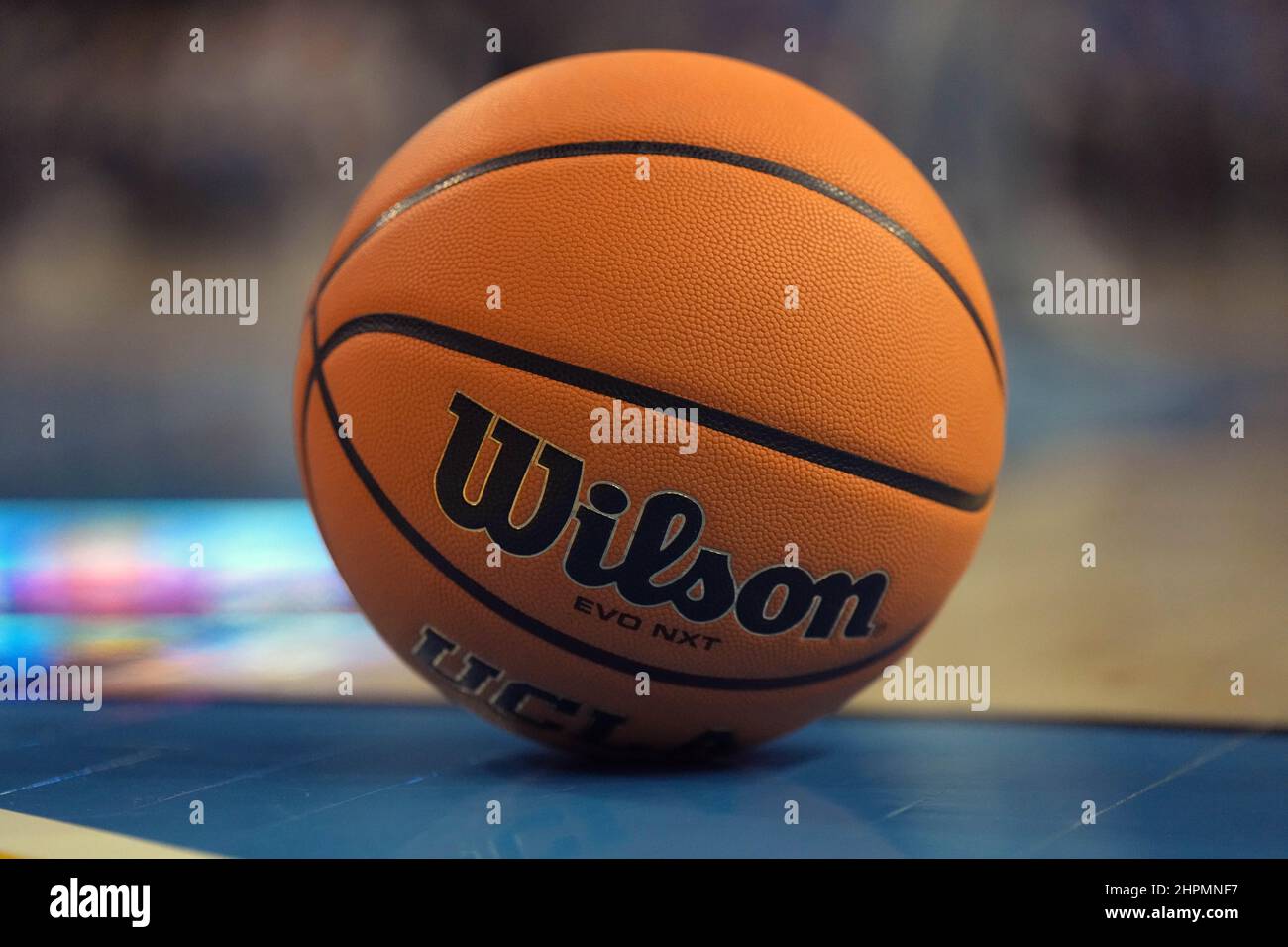 Un ballon de basket-ball officiel de la NCAA Wilson est vu sur le terrain au Pauley Pavilion, le lundi 21 février 2022, à Los Angeles. Banque D'Images
