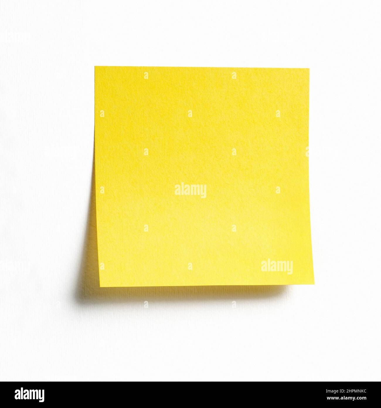 Note adhésive jaune isolée sur fond blanc, papier adhésif avec vue avant et espace pour copier Banque D'Images Note adhésive jaune isolée sur fond blanc, papier adhésif avec vue avant et espace pour copier Banque D'Images