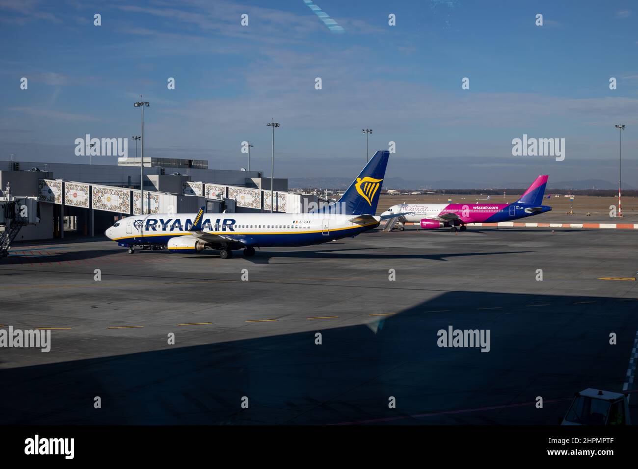 BUDAPEST, HONGRIE - 04 FÉVRIER 2022 : Ryanair Boeing 737-8AS EI-EKT et Wizzair Airbus A320 HA-LWK à l'aéroport international de Budapest Banque D'Images