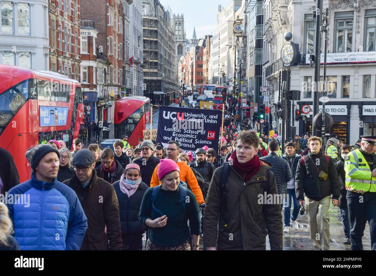 Londres, Angleterre, Royaume-Uni. 22nd févr. 2022. Des manifestants dans la ville de Londres. Le personnel de l'université, les étudiants et les membres de l'UCU (University and College Union) ont défilé dans le centre de Londres pour protester contre les réductions des retraites, les écarts de rémunération et les conditions de travail, alors que les universités du Royaume-Uni poursuivent leur action de grève. (Image de crédit : © Vuk Valcic/ZUMA Press Wire) Banque D'Images