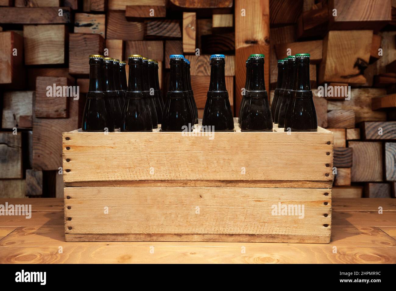 Boîte en bois avec des bières stockées avec de la poussière dans la cave avec du bois Banque D'Images