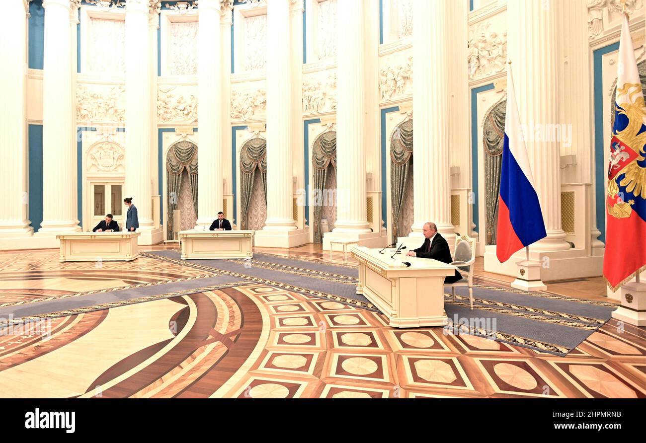 Moscou, Russie. 21st févr. 2022. Le président russe Vladimir Poutine, au centre, regarde comme le chef de la République populaire séparatiste de Donetsk, Denis Pouchilin, signe un accord d'amitié reconnaissant les régions ukrainiennes de Donetsk et de Lugansk lors d'une cérémonie au Kremlin, le 21 février 2022 à Moscou, en Russie. Credit: Alexei Nikolsky/Kremlin Pool/Alay Live News Banque D'Images