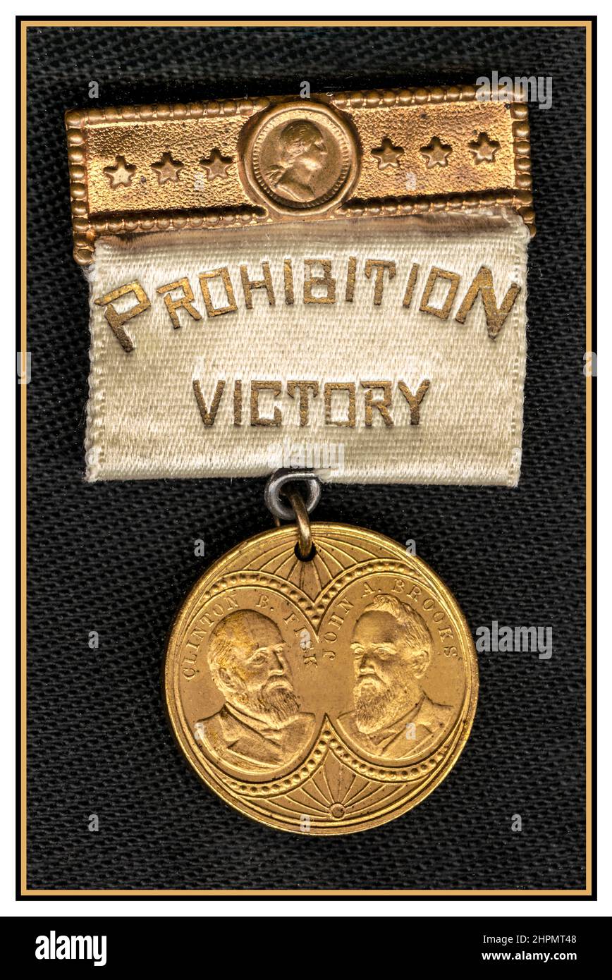 Vintage 1800s la médaille d'interdiction 'VICTOIRE D'INTERDICTION' avec le général Clinton B Fisk et John A Brooks du parti de tempérament montré comme gravures sur la médaille, tempérament politique le mouvement de tempérance est un mouvement social contre la consommation de boissons alcoolisées. Les participants au mouvement critiquent généralement l'intoxication à l'alcool ou encouragent l'abstinence totale de l'alcool (téetotalisme), et ses dirigeants soulignent les effets négatifs de l'alcool sur la santé des gens, les personnalités et la vie familiale Banque D'Images