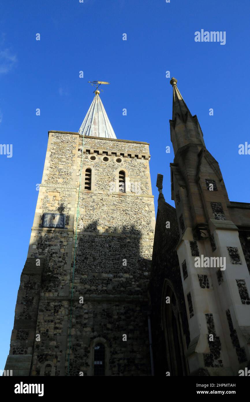 Vue sur la tour de l'église St Mary depuis Cannon Street, Dover, Kent, Angleterre, Royaume-Uni Banque D'Images