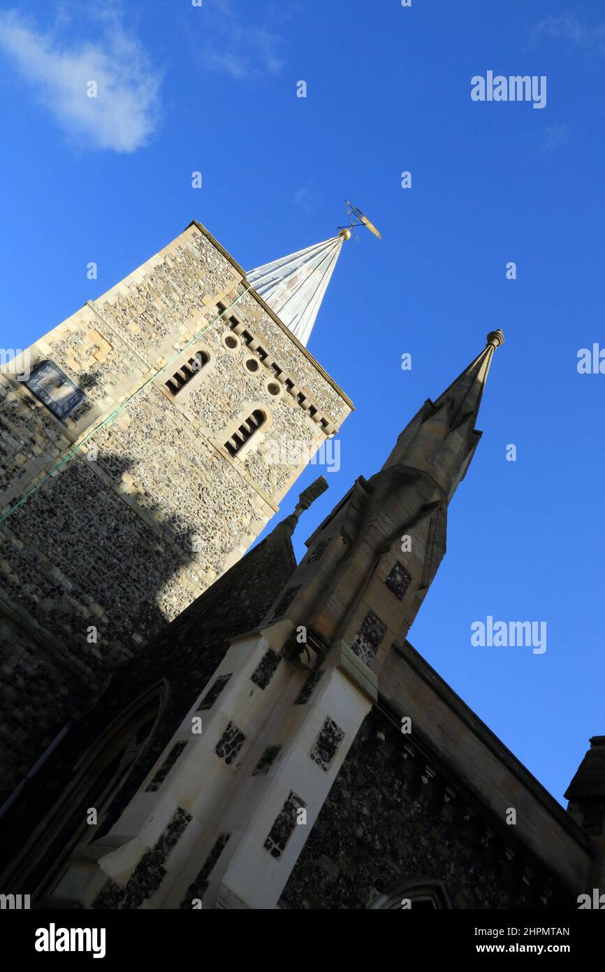 Vue sur la tour de l'église St Mary depuis Cannon Street, Dover, Kent, Angleterre, Royaume-Uni Banque D'Images