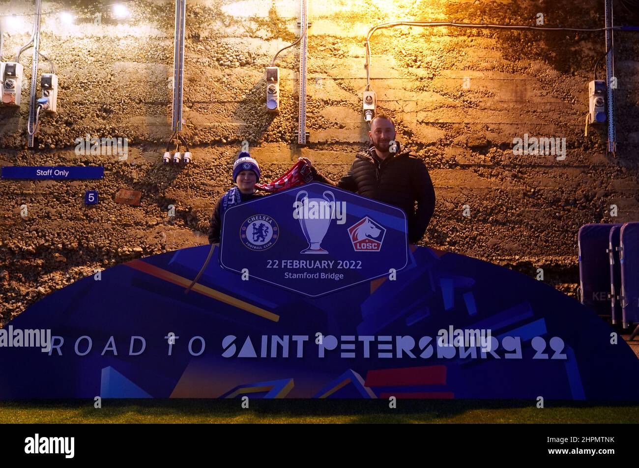 Les fans de Chelsea posent pour des photos derrière un panneau Road to Saint Petersburg avant la manche de la Ligue des champions de l'UEFA de seize deuxième match de jambe au Stamford Bridge, Londres. Date de la photo: Mardi 22 février 2022. Banque D'Images