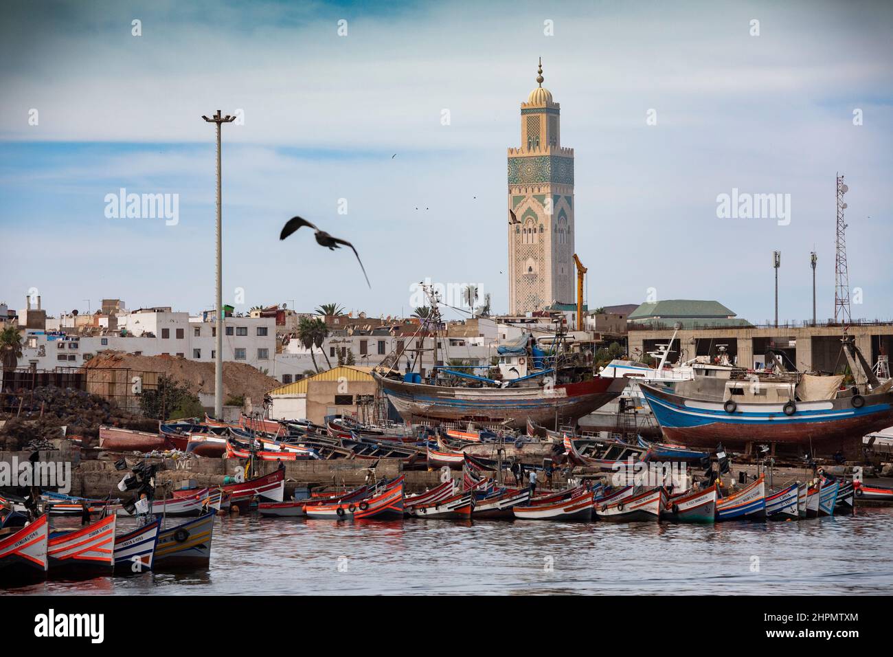 La mosquée Hassan II s'élève au-dessus d'un port de plaisance à Casablanca, Maroc, Afrique du Nord. Banque D'Images