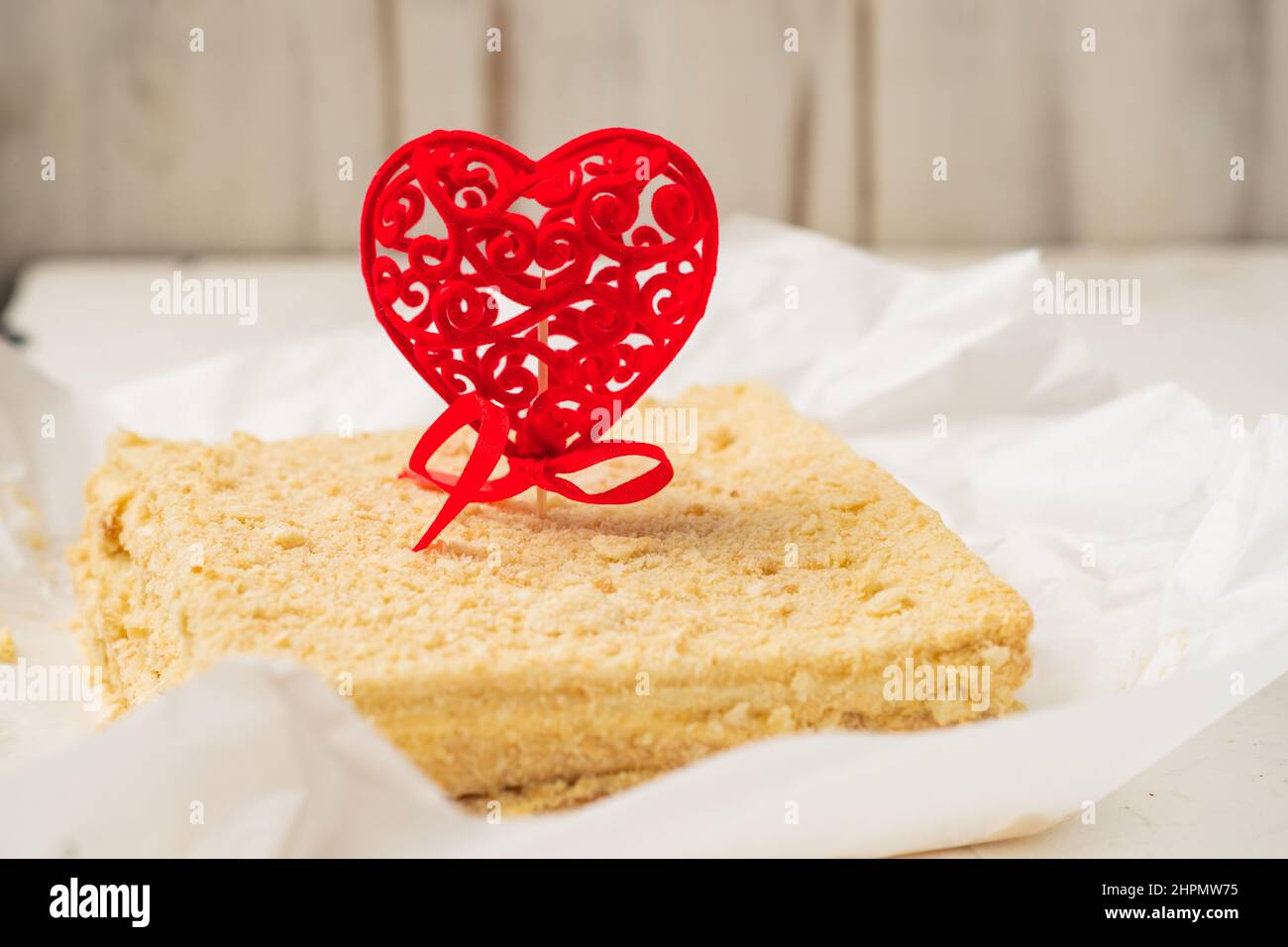 Gâteau au coeur rouge.Gâteau napoléon végétarien au décor de Saint-Valentin.Design minimaliste.Arrière-plan blanc. Banque D'Images