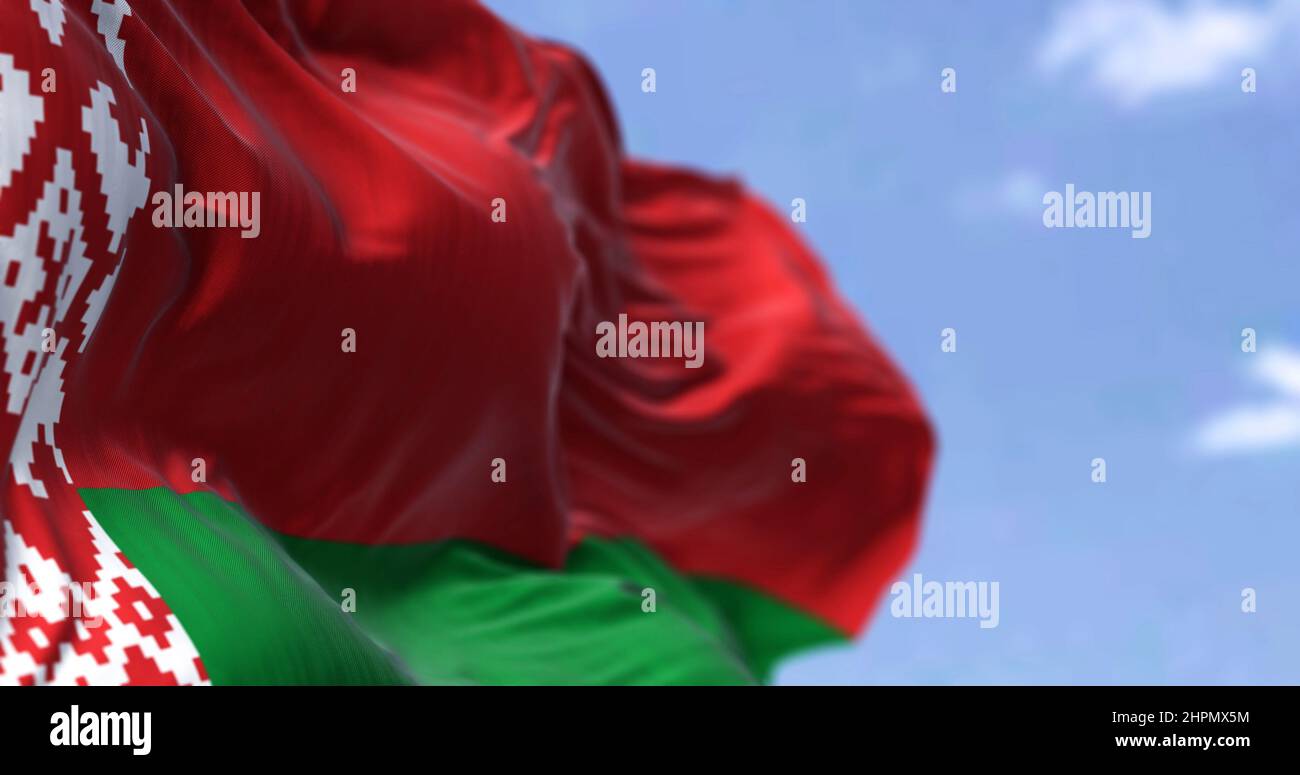 Détail du drapeau national de la Biélorussie qui agite dans le vent par temps clair. Le Bélarus est un pays enclavé d'Europe de l'est. Mise au point sélective. Banque D'Images