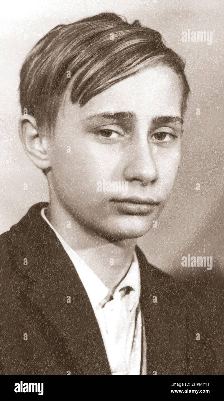 Le président russe Vladimir Poutine en tant que jeune étudiant. En 1960-1968, Vladimir Poutine a fréquenté l'école primaire n° 193 à Leningrad. Après la huitième année, il est entré à l'école secondaire n° 281, une école d'aimant axée sur la chimie sous l'égide d'un institut de technologie, y terminant ses études en 1970. Banque D'Images