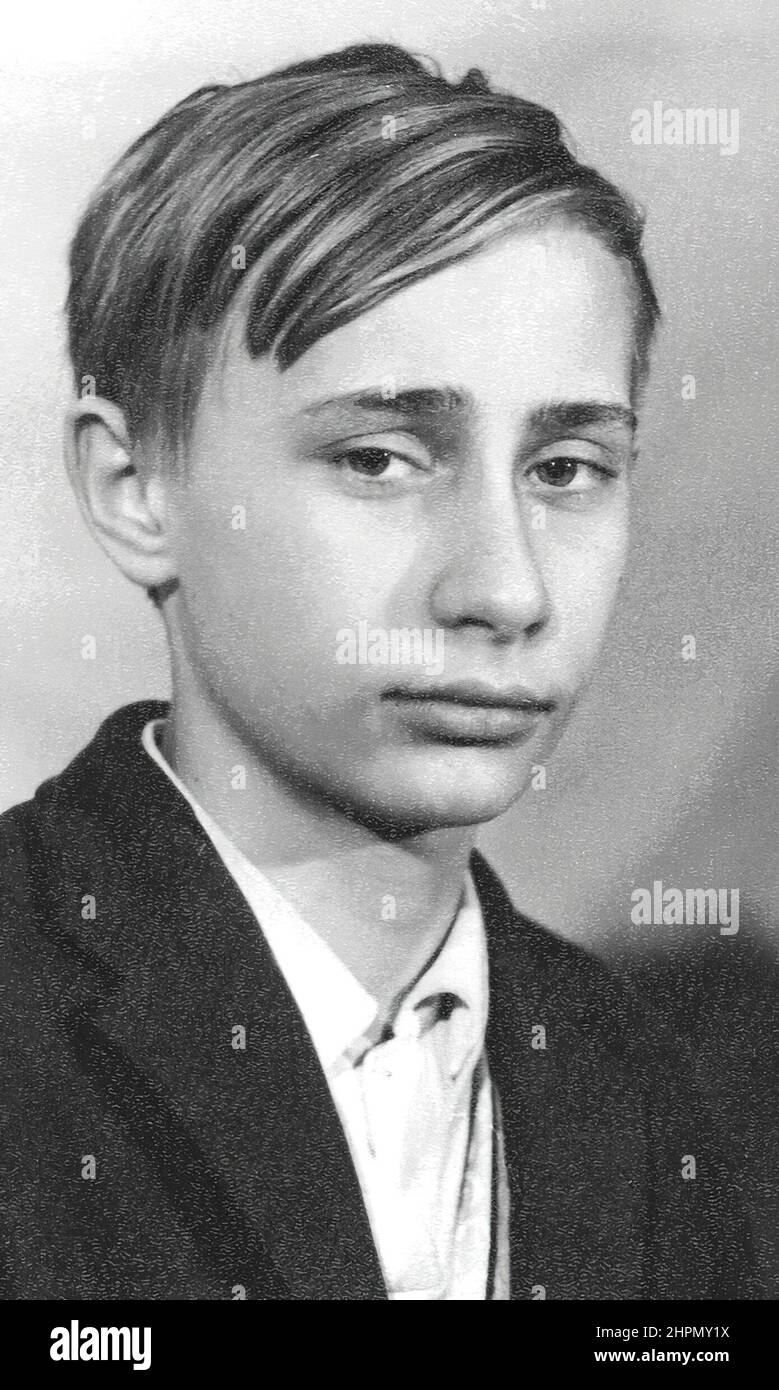 Le président russe Vladimir Poutine en tant que jeune étudiant. En 1960-1968, Vladimir Poutine a fréquenté l'école primaire n° 193 à Leningrad. Après la huitième année, il est entré à l'école secondaire n° 281, une école d'aimant axée sur la chimie sous l'égide d'un institut de technologie, y terminant ses études en 1970. Banque D'Images